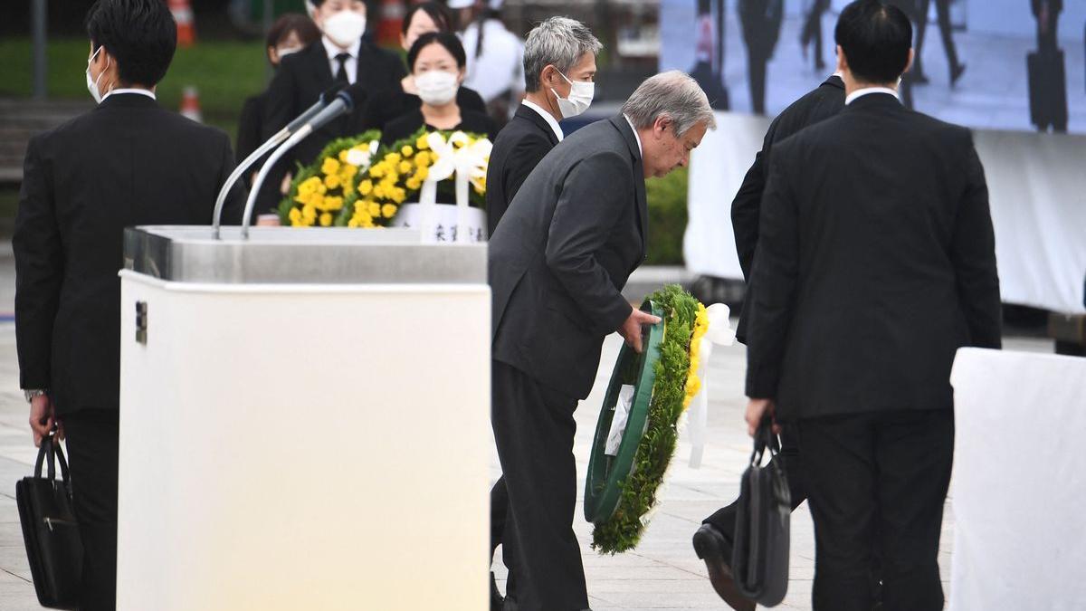 Antonio Guterres, secretario general de la ONU, se dispone a dejar una corona de flores en el Parque de la Paz en el 77 homenaje a las víctimas de la bomba nuclear de Hiroshima.