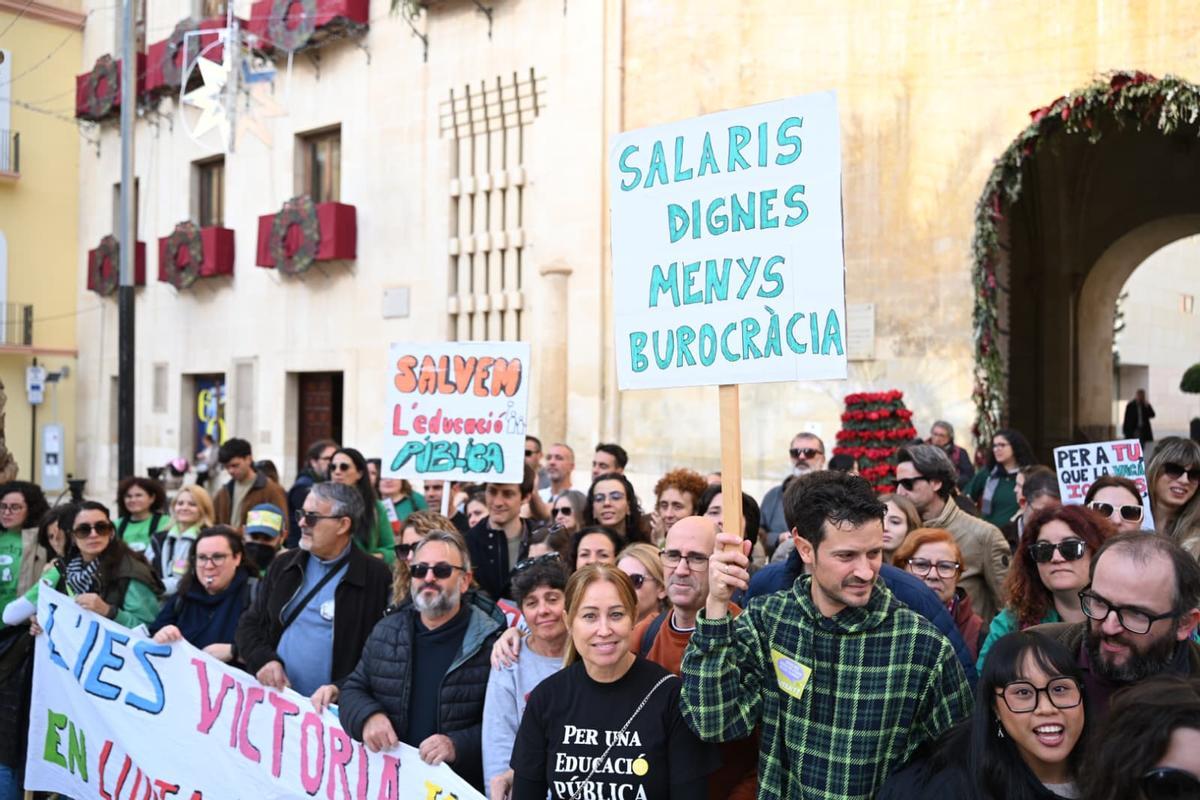 Los profesores salen a la calle en Elche