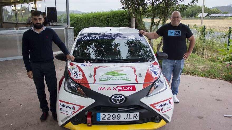 José Antonio Lodeiro y José Luis Tojo, junto al coche con el que competirán este año. // Bernabé/ Ana Agra.