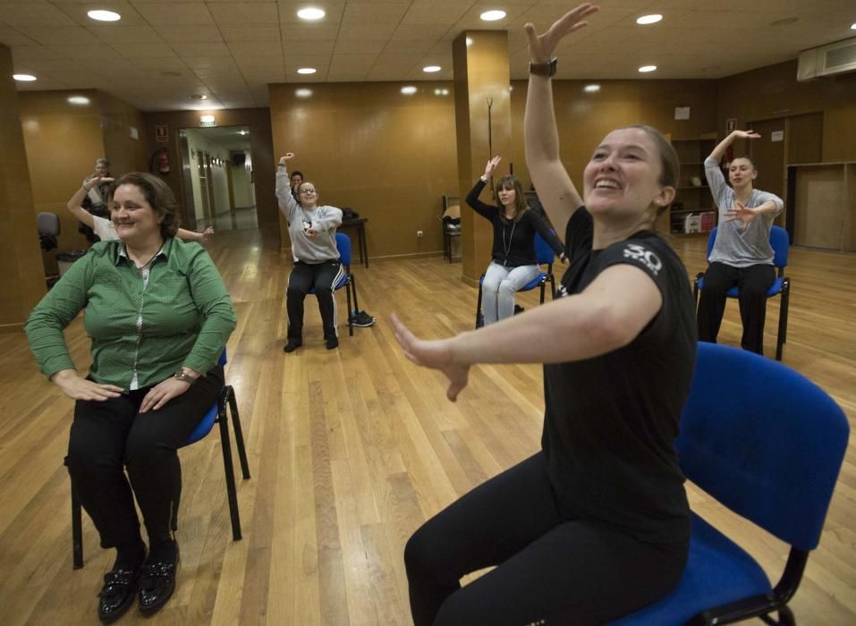 Bailarines de la compañía neoyorquina de Mark Morris imparten una clase en Oviedo para mejorar el equilibrio y la flexibilidad de enfermos con temblores