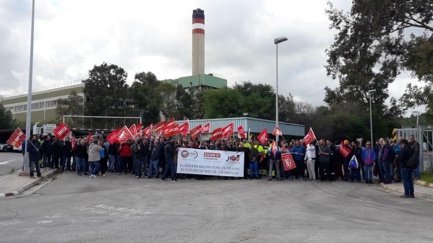 Los trabajadores de Es Murterar, durante la protesta de hoy.