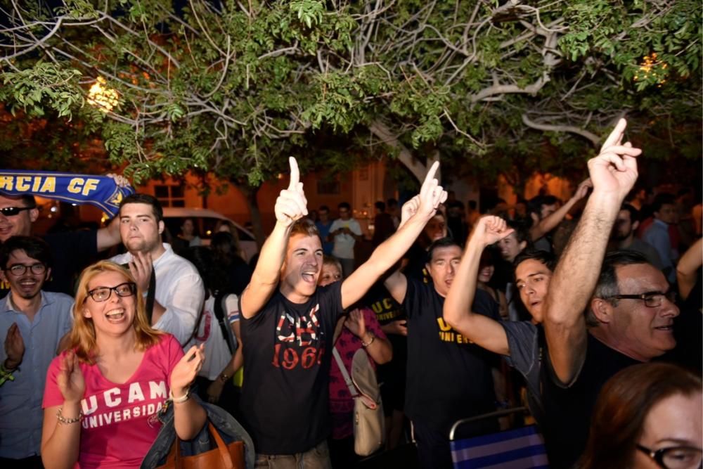 Los aficionados del UCAM lo celebran desde la universidad