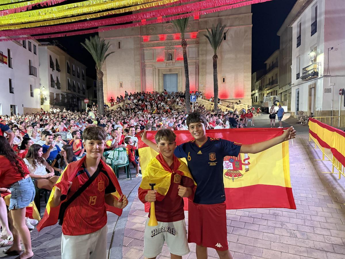 La pantalla gigante en la plaça Major y montaje para ver la final del Mundial de Fútbol, organizado por el Ayuntamiento de La Nucía, fue todo un éxito.