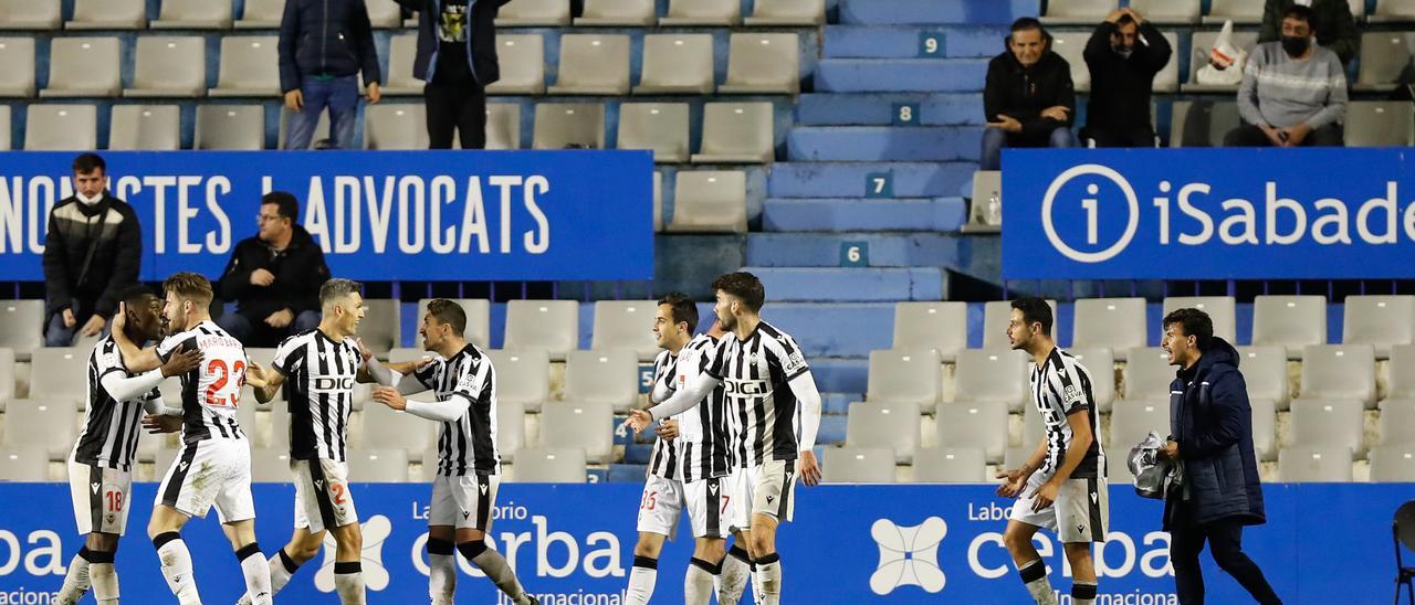 Los jugadores del Castellón celebran el 1-2 anotado por Mario Barco en el minuto 65 de encuentro.