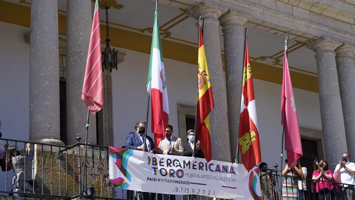 Izado de la bandera del país invitado a la exposición, México, en la balconada del Ayuntamiento