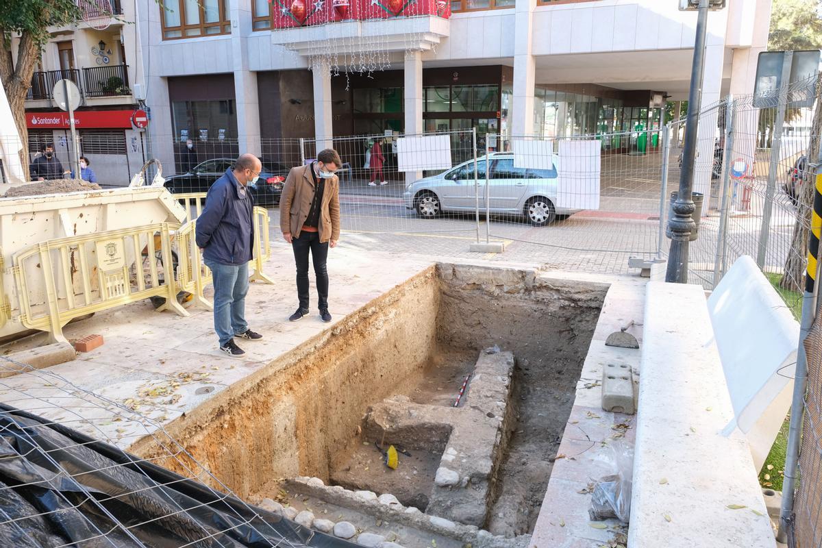 Fernando Portillo, el concejal de Patrimonio Histórico de Petrer, y Fernando Tendero, director del Museo Dámaso Navarro, en noviembre de 2021 cuando se descubrieron las primeras estructuras romanas en la plaça de Baix.