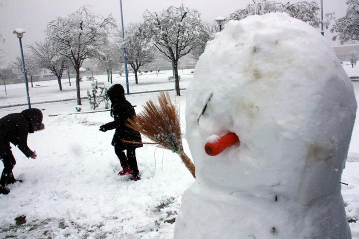 Uns nens fan un ninot de neu, a Mollerussa.