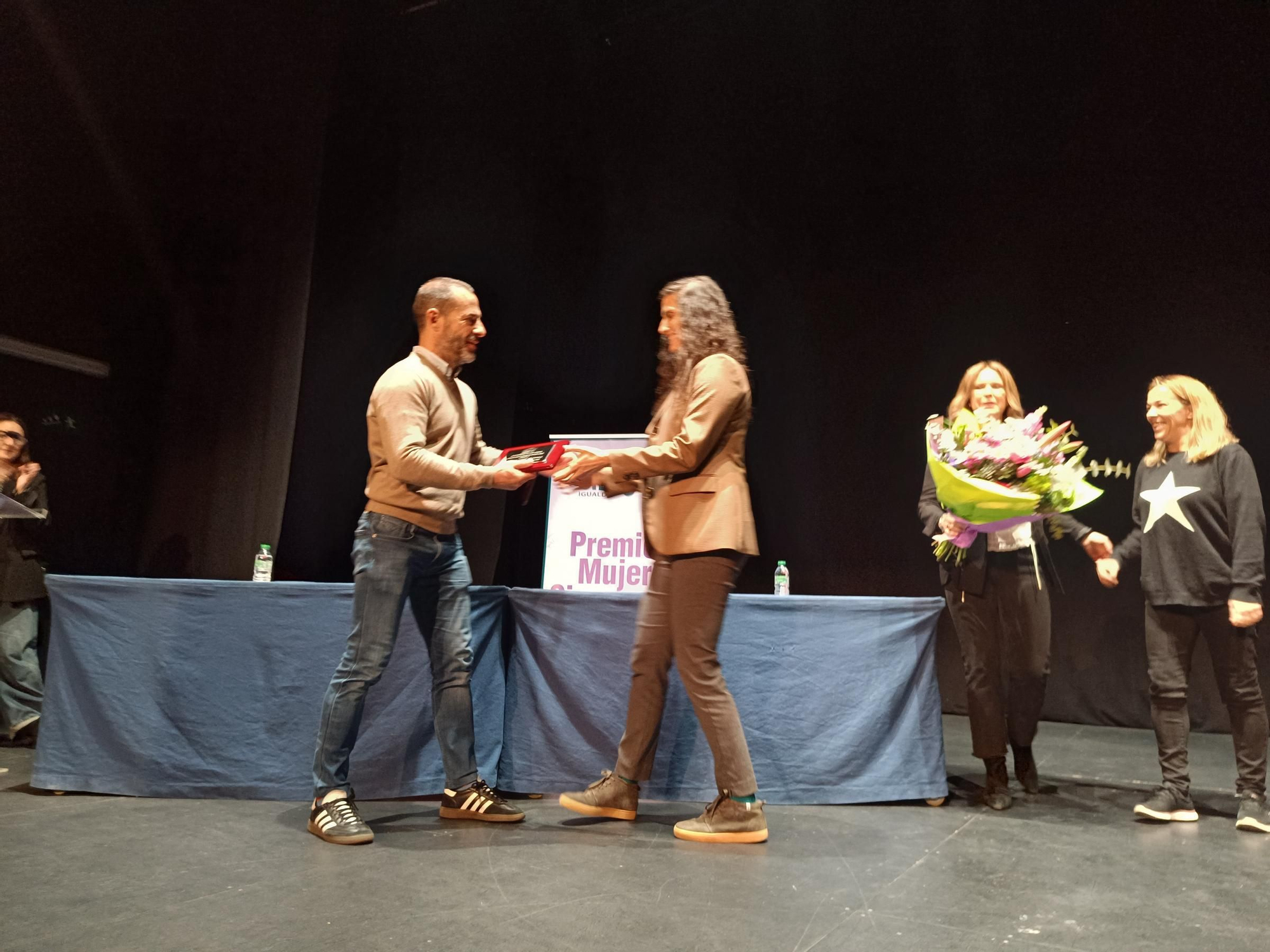 La entrega del Premio Mujer Sierense a Montse Tomé, en imágenes