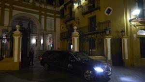 El coche fúnebre con los restos de Queipo de Llano saliendo de la Basílica de la Macarena. JOAQUÍN CORCHERO