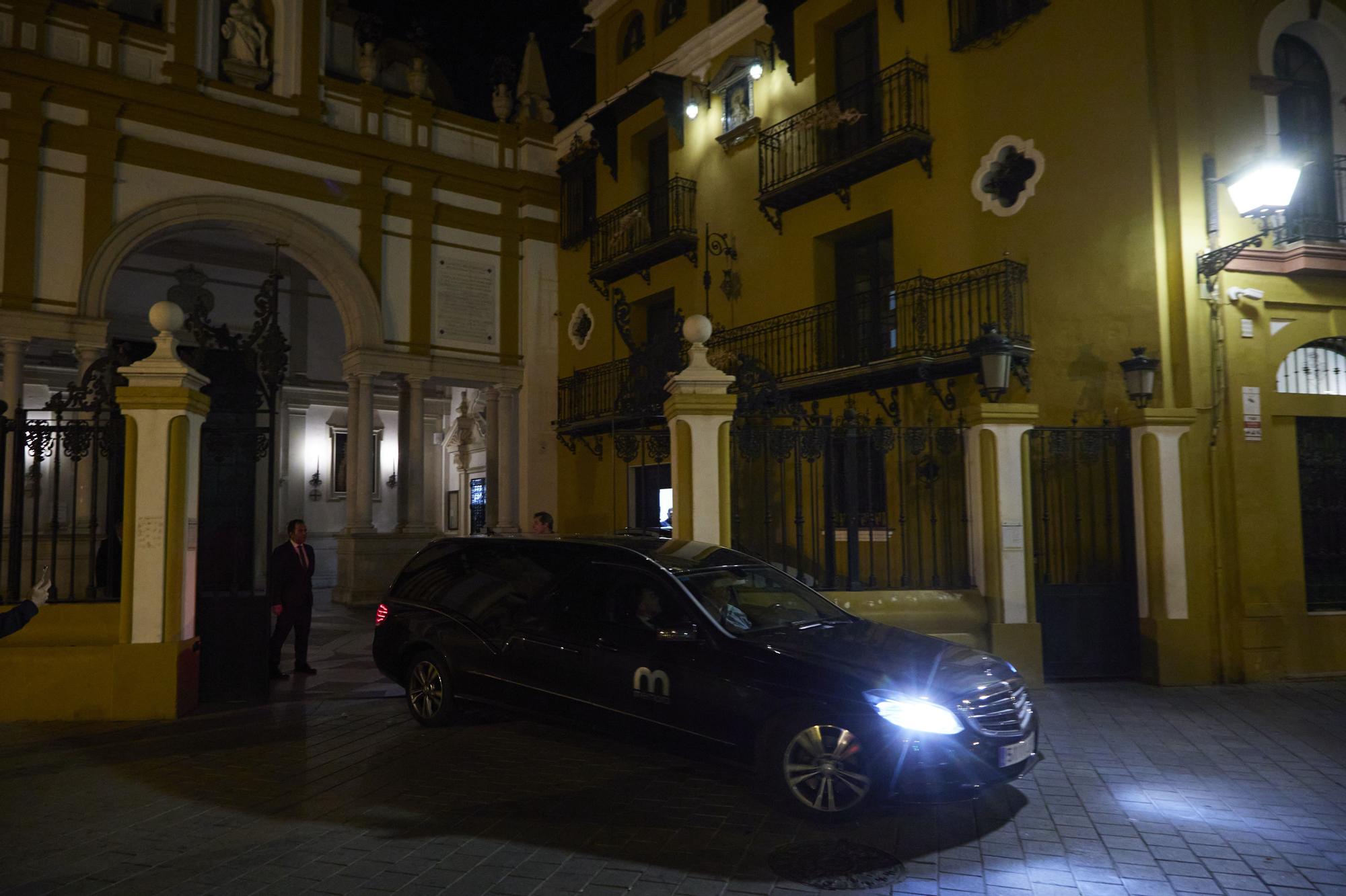 El coche fúnebre con los restos de Queipo de Llano saliendo de la Basílica de la Macarena. JOAQUÍN CORCHERO