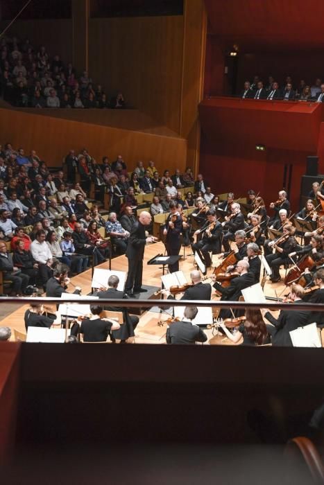 08-02-20 GENTE Y CULTURA. AUDITORIO ALFREDO KRAUS. LAS PALMAS DE GRAN CANARIA. Clausura del 36 Festival de Música de Canarias. Christoph Eschenbach dirige a la Orquesta de París con el joven violinista sueco Daniel Lozakovich.    Fotos: Juan Castro.  | 08/02/2020 | Fotógrafo: Juan Carlos Castro