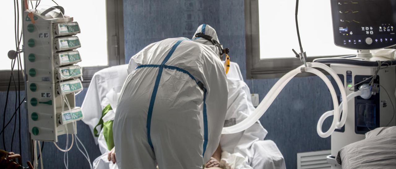 En las Unidades de Cuidados Intensivos de la provincia de Alicante permanecen ocho pacientes ingresados con coronavirus.