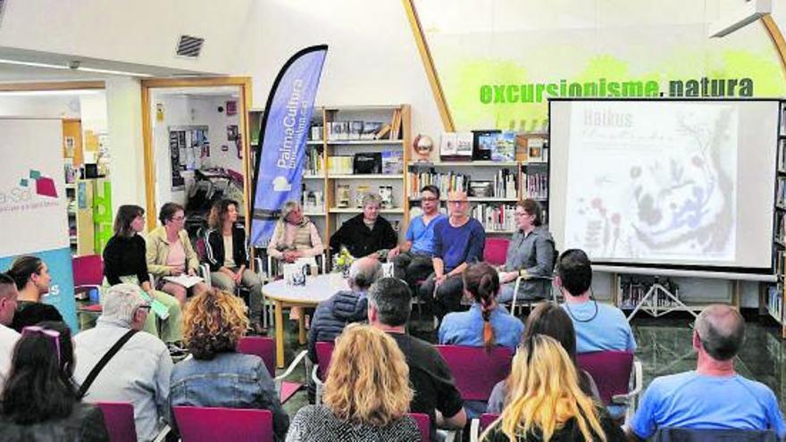 Una imagen de la presentación del libro ‘Haikus ilustrados’ en la biblioteca municipal.