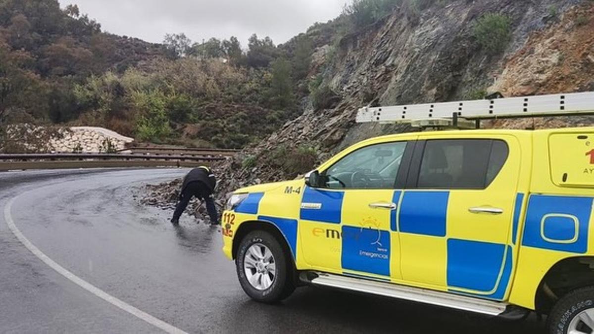 Limpieza de desprendimientos por parte de personal de Emergencias.