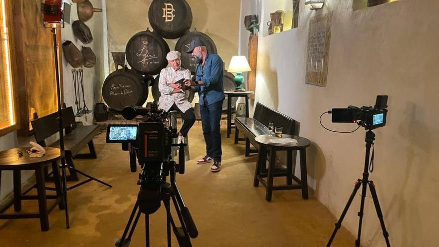 El director Juan Manuel Roa junto al cantaor El Pele durante un momento del rodaje del documental en Bodegas Campos.