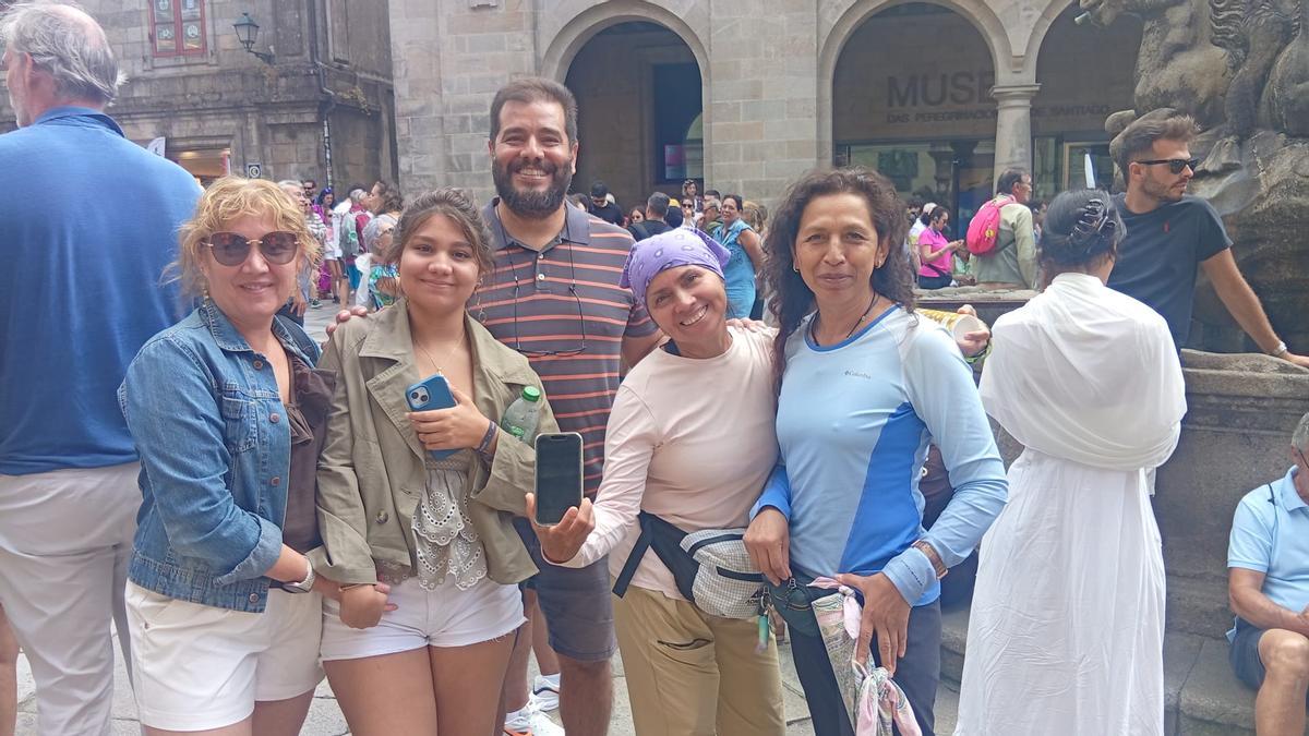Carol, Violeta y Mario y las dos mexicanas, María Elena y Luz