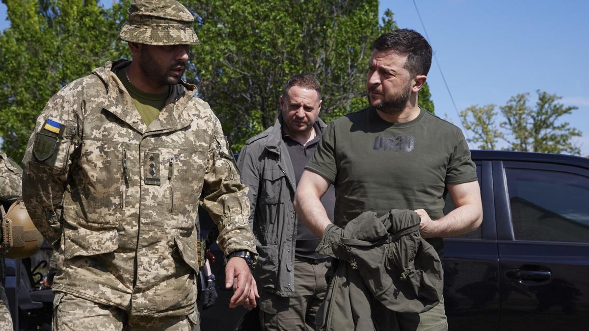 Zelenski visita a las tropas ucranianas que luchan en Lugansk y Donetsk