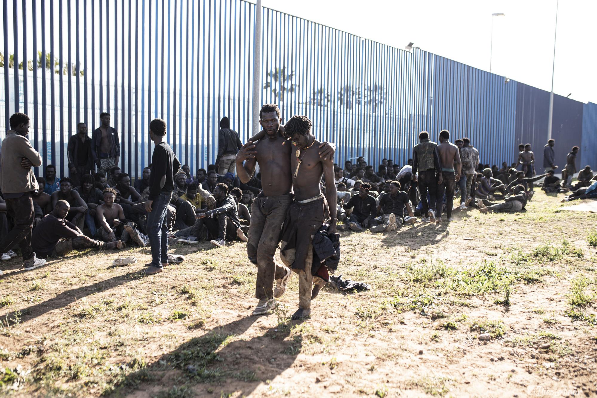 Archivo - Unos 500 migrantes de origen subsahariano consiguen saltar la valla de Melilla en una imagen de archivo de 2 de marzo de 2022