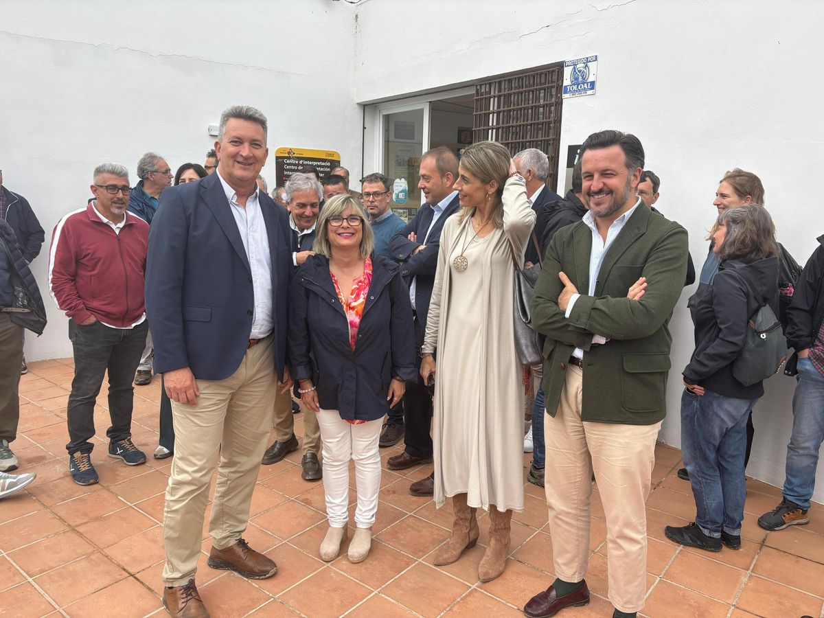 El conseller de Medio Ambiente, a la izquierda, junto a las alcaldesas de Santa Pola y Crevillent, y el alcalde de Elche, en el centro de recepción de El Hondo