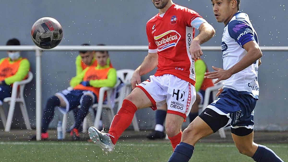 Javicho, uno de los destacados del equipo local, durante el partido de ayer. |  // BERNABÉ/JAVIER LALÍN