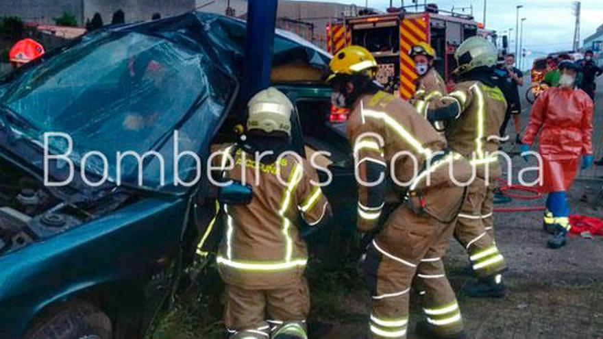 Los bomberos excarcelan a un conductor tras un accidente en la avenida de Fisterra