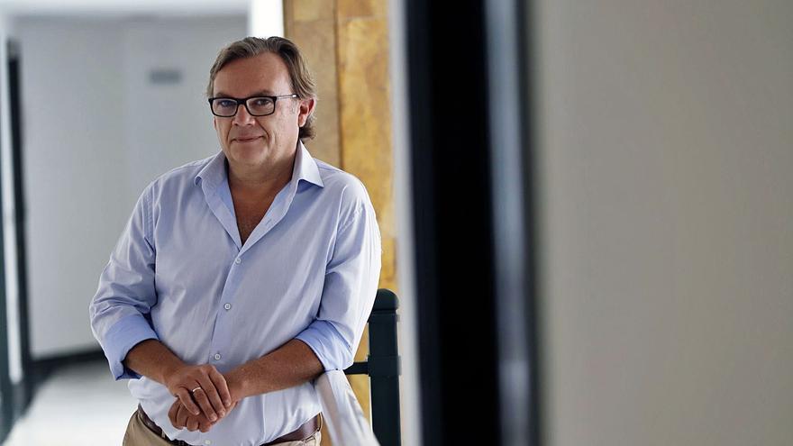 Ángel García Vidal posa en su despacho