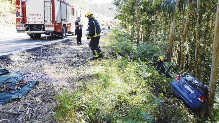 Un joven de Mos se sale de la vía con su coche por un mareo