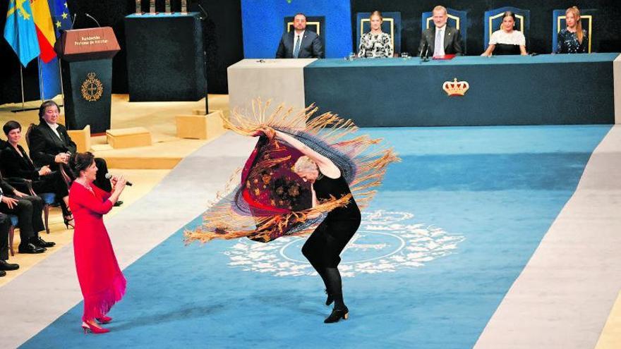 Actuación de la cantaora Carmen Linares y la bailaora María Pagés durante la ceremonia. |   // MIKI LÓPEZ