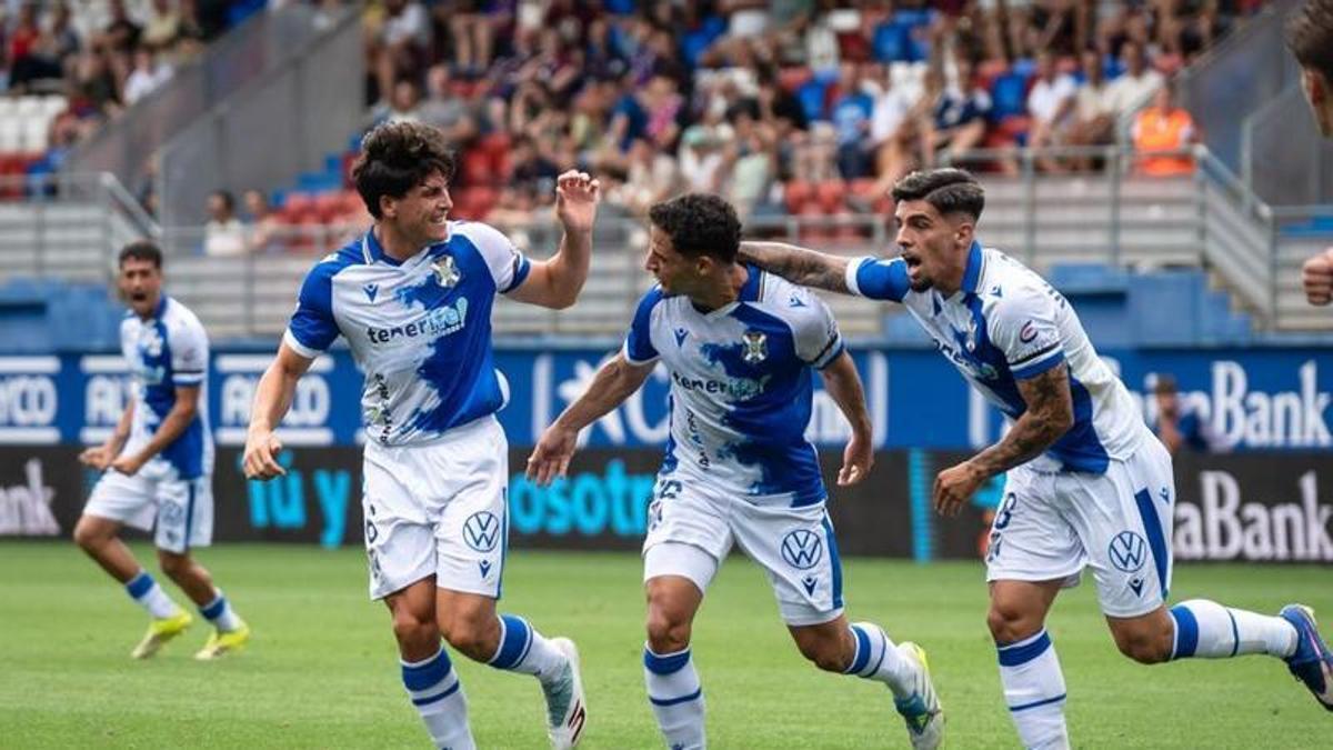 Juanjo, Jesús y Víctor celebran el segundo gol del CD Tenerife.