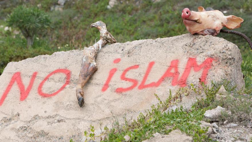 Una de las pintadas realizadas en el solar de Las Torres, el pasado viernes, con una cabeza y una pata de cerdo.