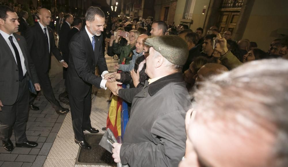 Salida de los Reyes, saludando a la gente, del concierto de los Premios Princesa