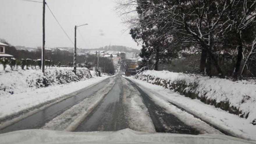 La nieve obliga a circular con cadenas en el Alto do Poio, en Lugo.