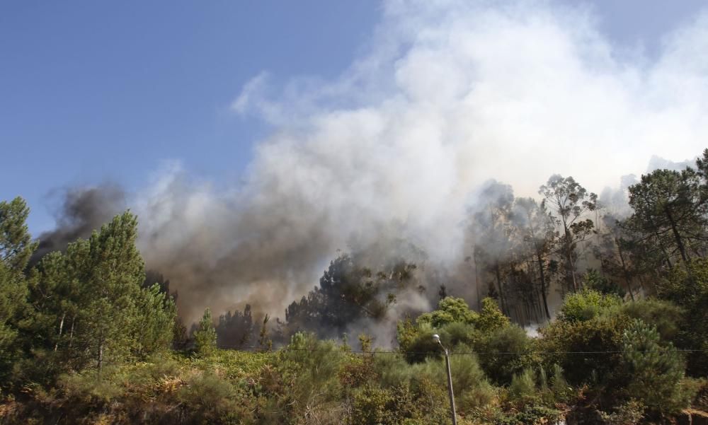 El incendio originado en Soutomaior se propagó hasta Redondela y obligó a desalojar varias viviendas