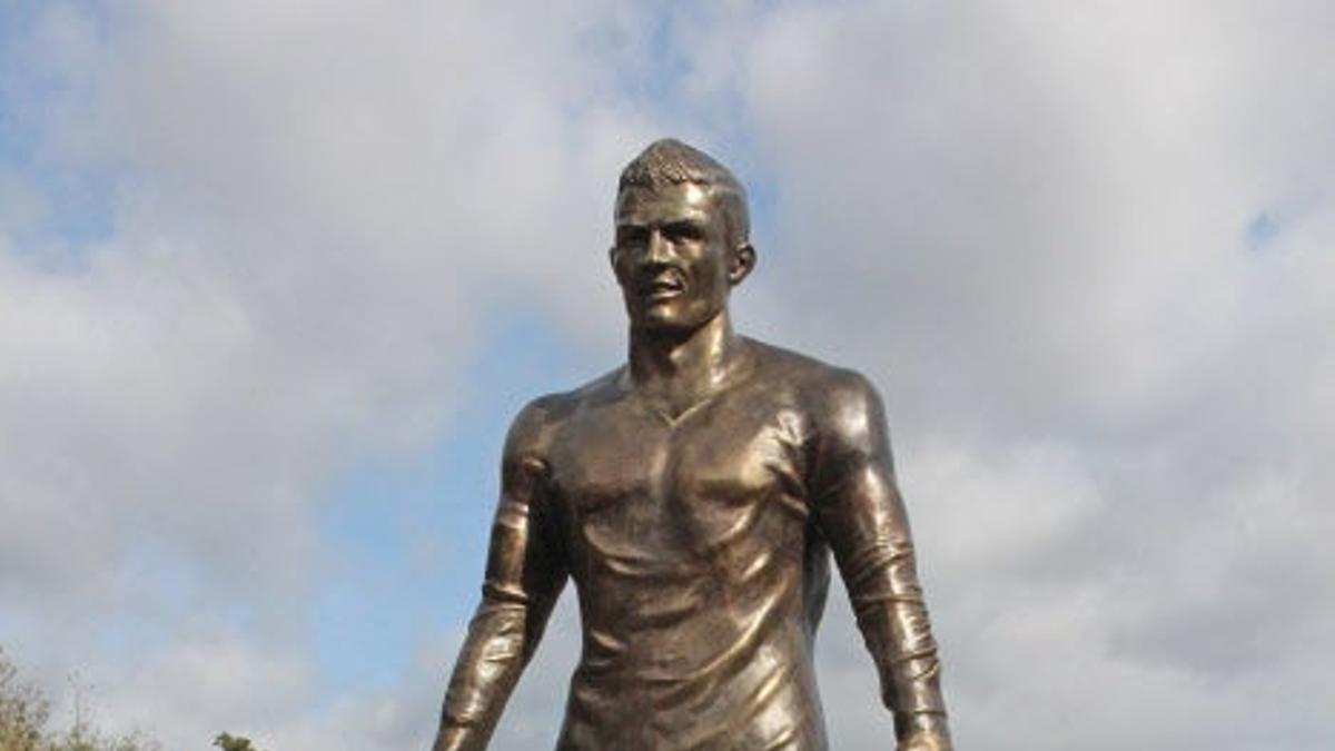 Dolores Aveiro y Katia Aveiro con la estatua de Cristiano Ronaldo