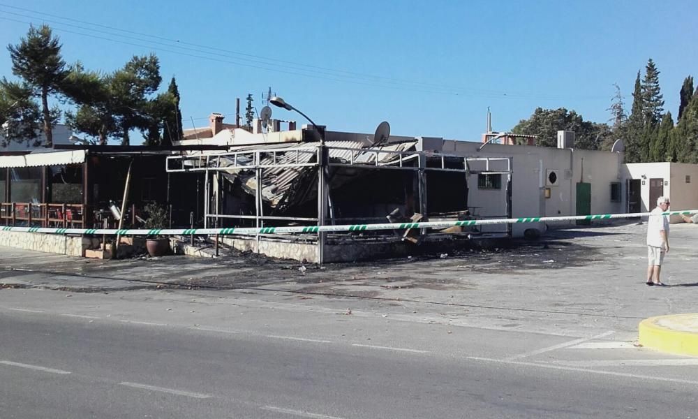 Un incendio destruye un local en Calp.