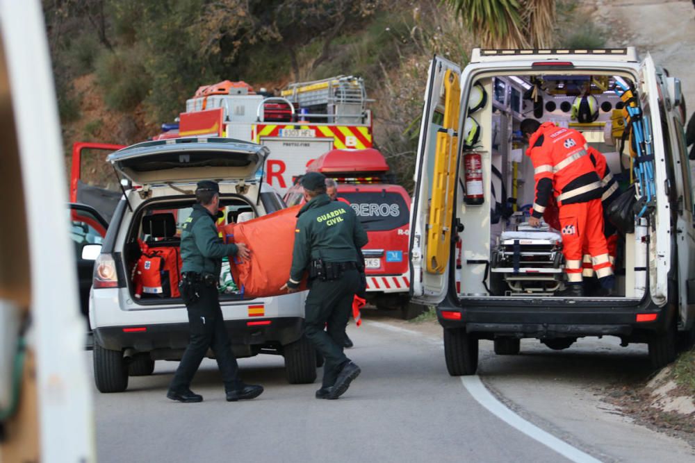 Dispositivo de rescate para el niño de dos años que ha caído por un pozo de 150 metros en Totalán.