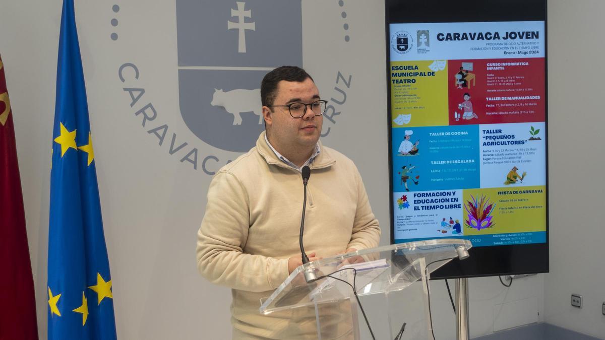 El edil de Juventud, Salvador López, presentando la programación de invierno del 'Caravaca Joven'