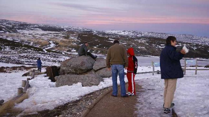 Sendero construido para posibilitar el acceso de minusválidos hasta la laguna