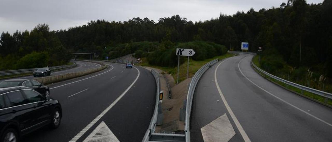 La zona verde, entre la autovía y el enlace de San Lourenzo, que acogerá un estacionamiento de 100 plazas.    | Gonzalo Núñez