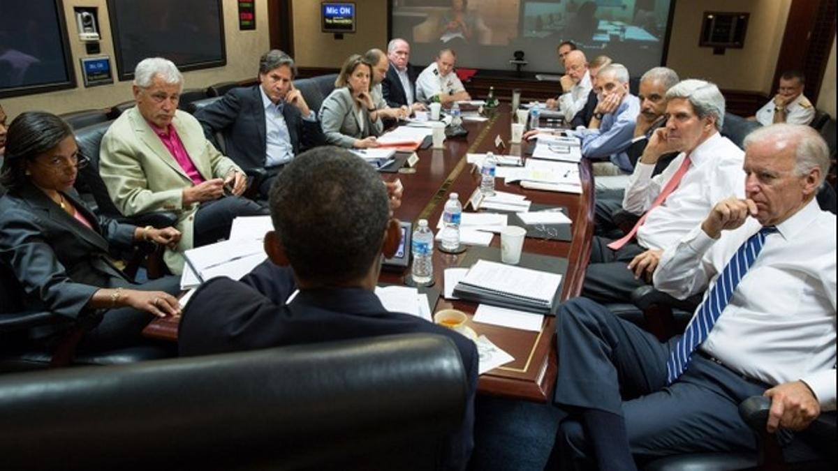Obama (de espaldas) preside la reunión de su equipo de seguridad nacional, el sábado. A su derecha, Joe Biden y John Kerry,