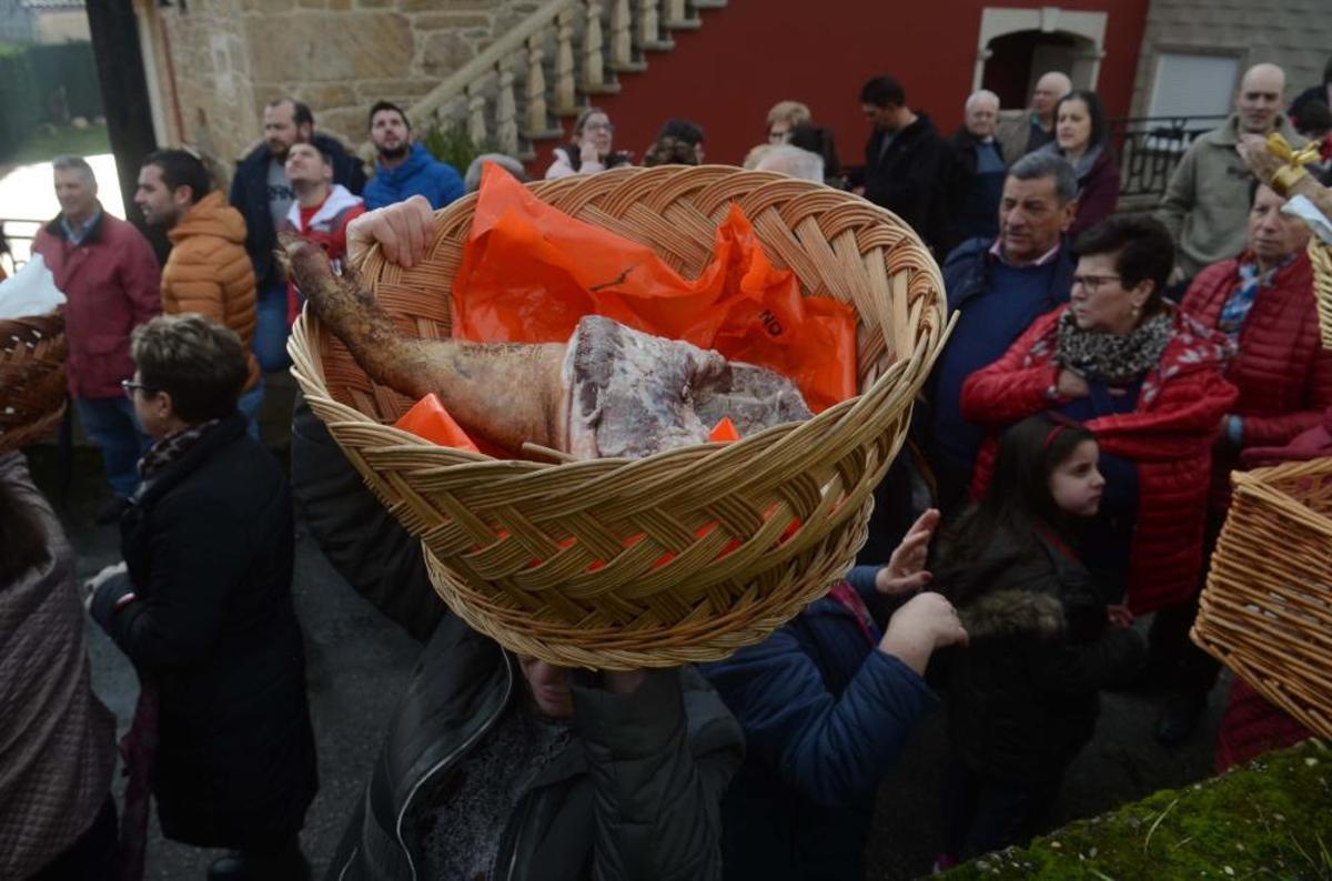 Los valgueses recorren la aldea con las ofrendas de la Candelaria y San Blas. Los valgueses recorren la aldea con las ofrendas de la Candelaria y San Blas.