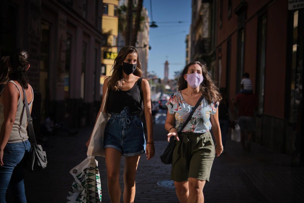 Gente con mascarillas