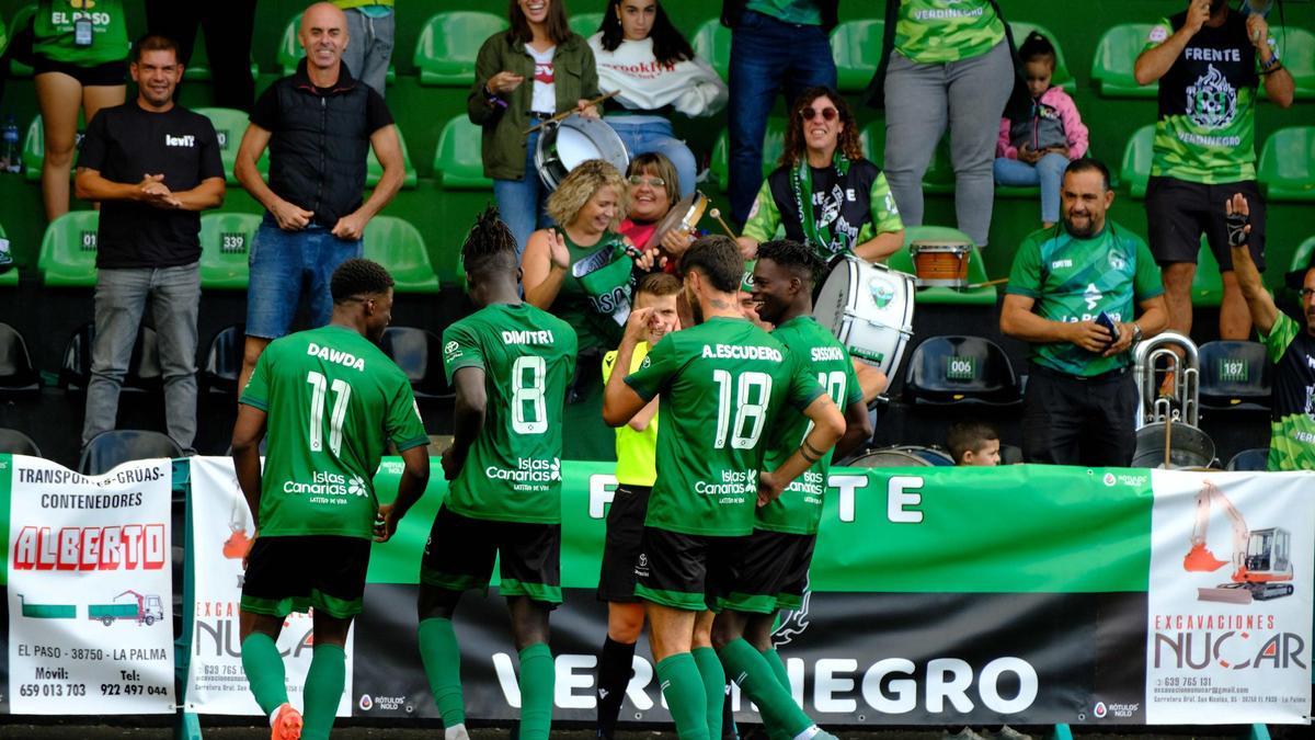 Varios jugadores del Atlético Paso celebran uno de los tantos marcados el pasado domingo.