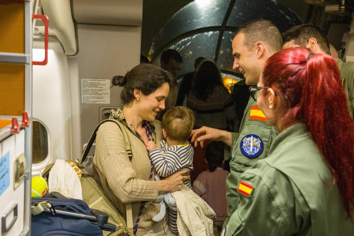 Imagen facilitada de los 251 evacuados de Oriente Medio que han llegado esta pasada noche en un avión del Ejército del Aire a la base aérea de Torrejón de Ardoz. EFE/ Fernando Ruiz/Ministerio De Defensa SOLO USO EDITORIAL/SOLO DISPONIBLE PARA ILUSTRAR LA NOTICIA QUE ACOMPAÑA (CRÉDITO OBLIGATORIO). añade texto