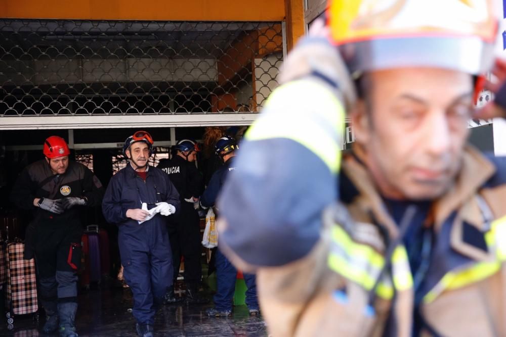 Policía científica y bomberos de Oviedo participan en la investigación que trata de esclarecer las causas del incendio de Pumarín.