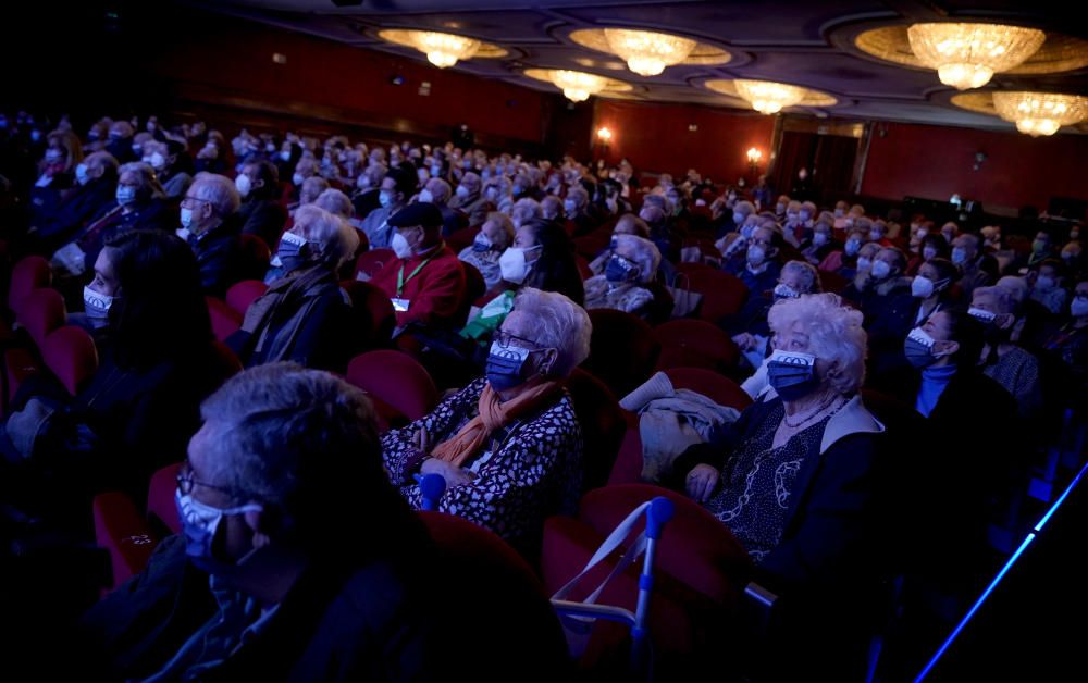 Volver al teatro tras la vacuna: mayores inmunizados acuden a una función en Madrid