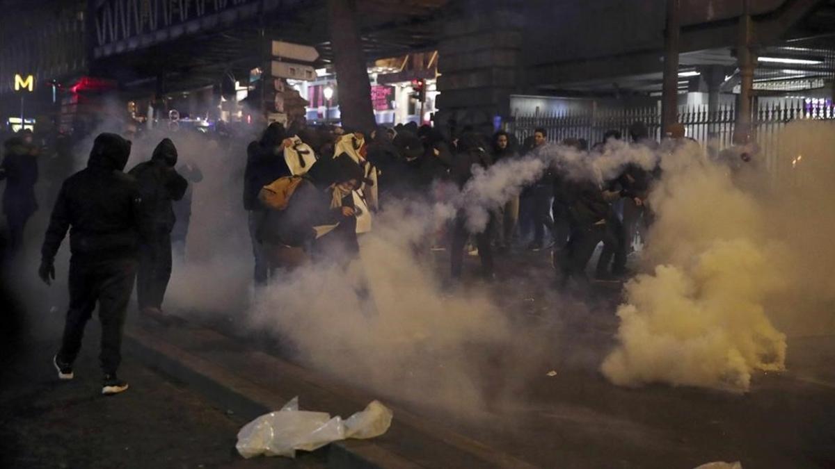 Humo del gas lacrimógeno lanzado por los antidisturbios durante la manifestación contra la brutalidad policial, en París, este miércoles.