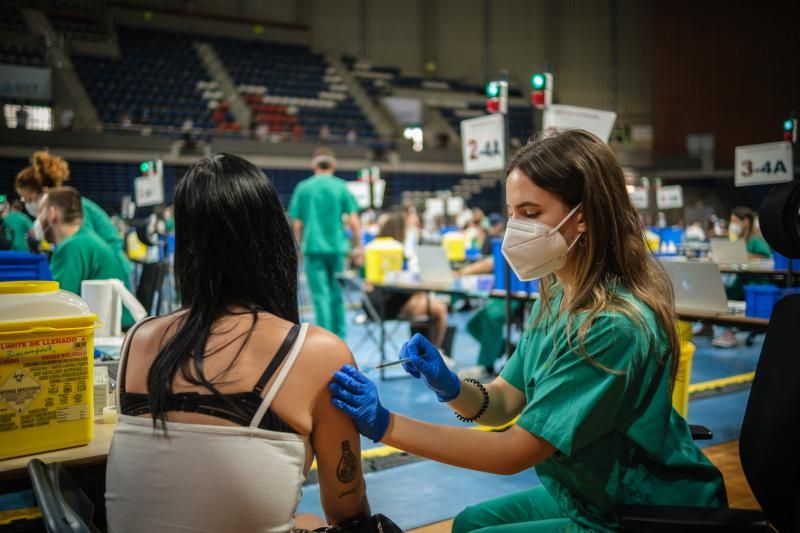 Jornada de vacunación a menores de 16 años en el Pabellón Santiago Martín