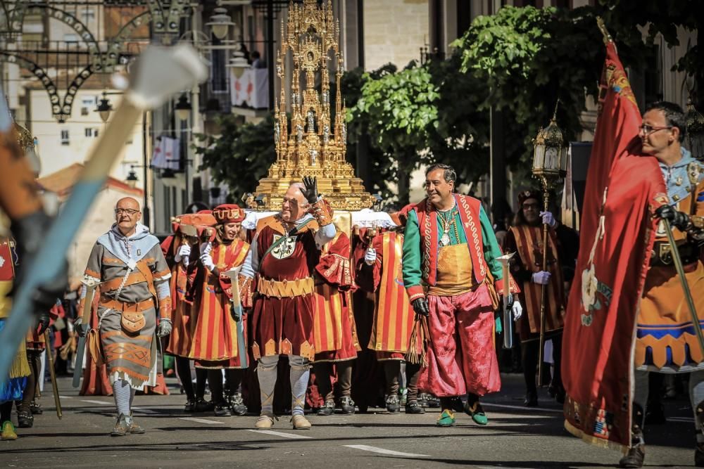 La procesión de la reliquia es uno de los actos que más agradan a los alcoyanos en el día dedicado al patrón San Jorge.