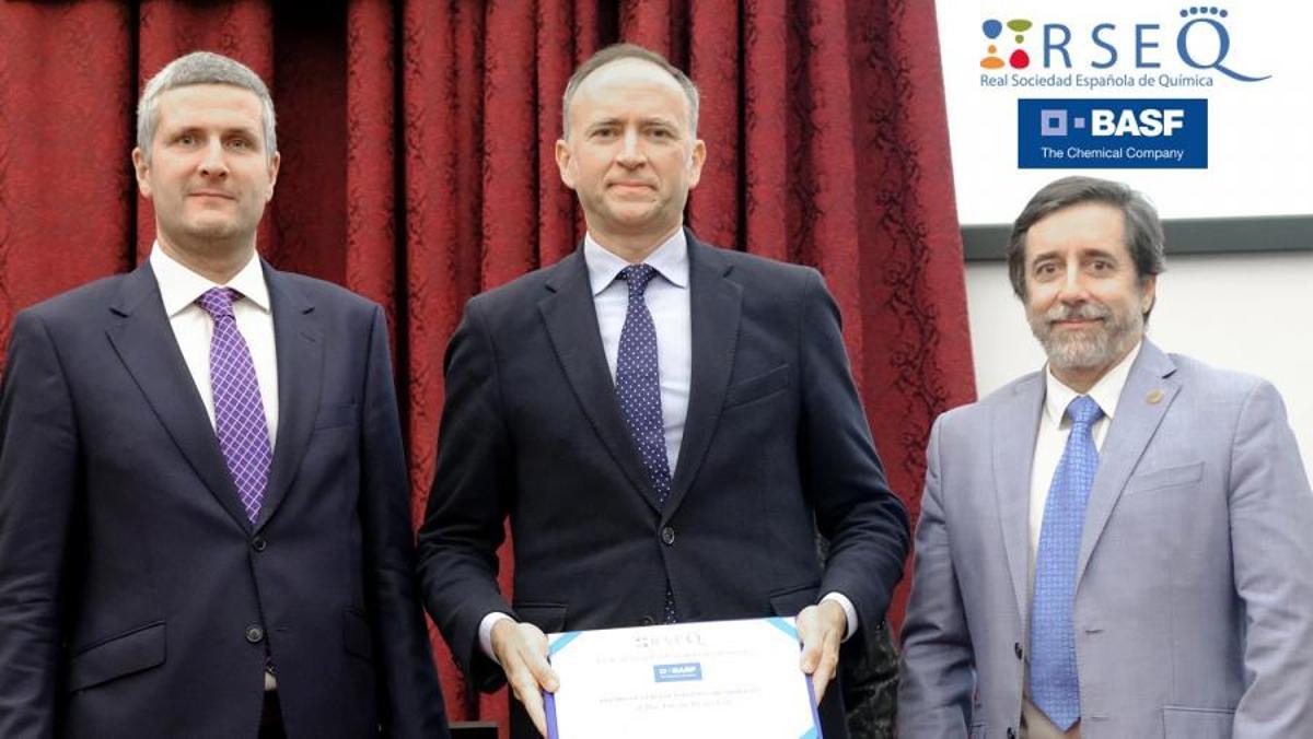 Diego Peña recibiu o Premio á Excelencia investigadora da Real Sociedade Española de Química na Universidade de Sevilla